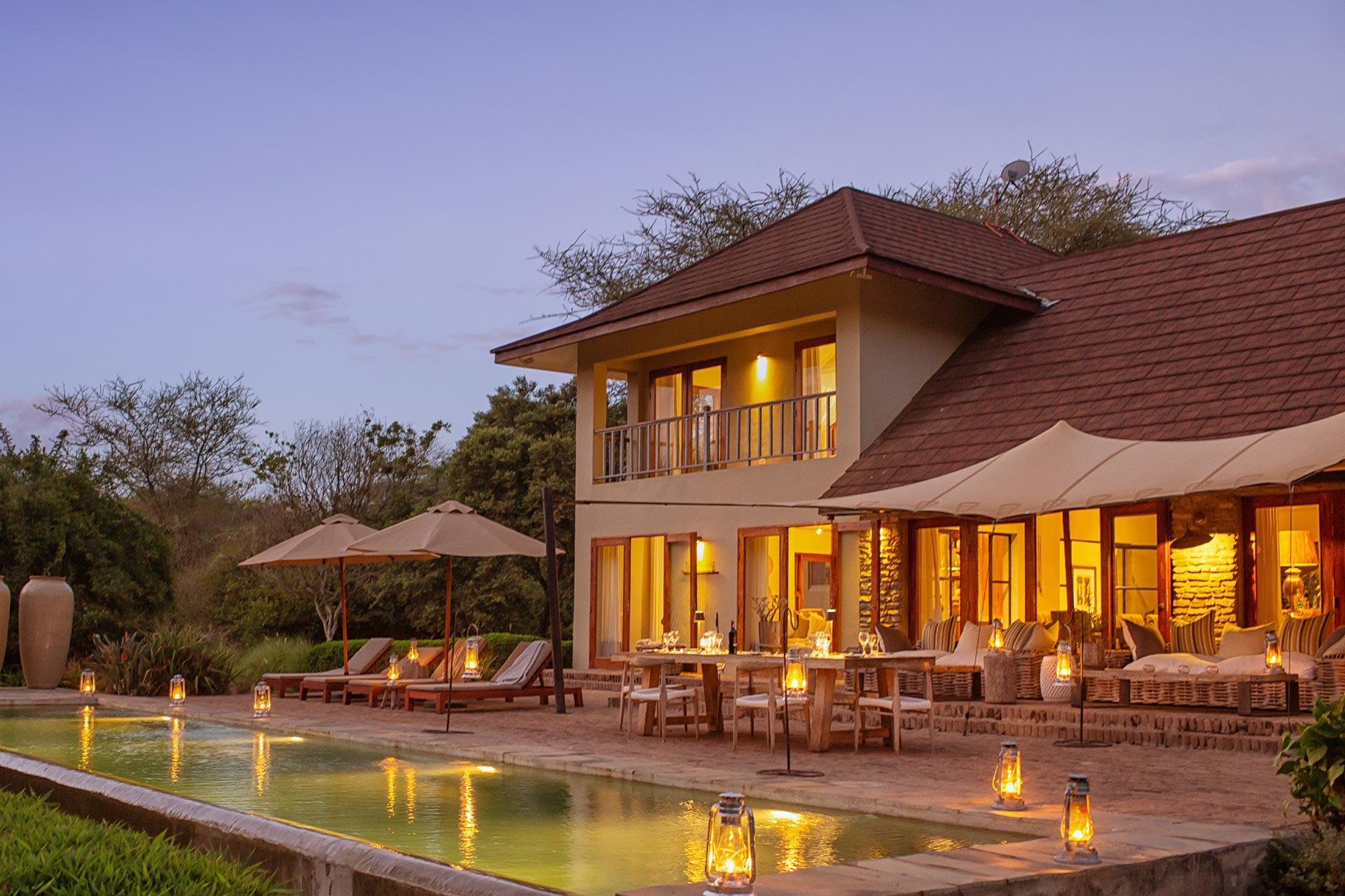 Enjoy candlelight dinners at the terrace of Siringit Villa Enjoy candlelight dinners at the terrace of Siringit Villa by Mantis